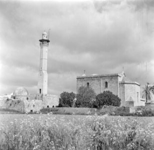 De Grieks-orthodoxe St. Joris kerk (rechts) en de El Chodr moskee (links), Bestanddeelnr 255-0101