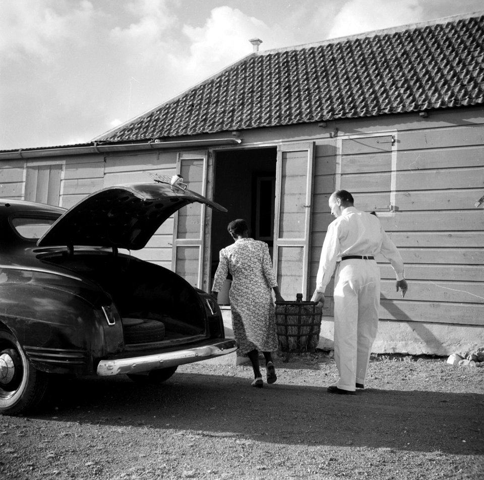 De gouvernementsarts Van Deutekom en apothekersassistente Theresa dragen samen e, Bestanddeelnr 252-7440