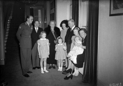 De Canadese premier Mackenzie King temidden van de Koninklijke Familie, Bestanddeelnr 902-4509