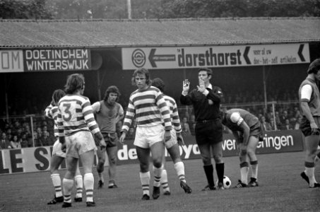 De Graafschap tegen Feyenoord 5-7, scheidsrechter Corver in aktie, Bestanddeelnr 926-7340