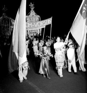 De Chinese groep bij het defilé tijdens het feest in het Rifstadion in Wllemstad, Bestanddeelnr 252-3648