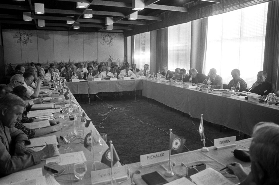 De conferentiezaal met de deelnemers, Bestanddeelnr 928-1089