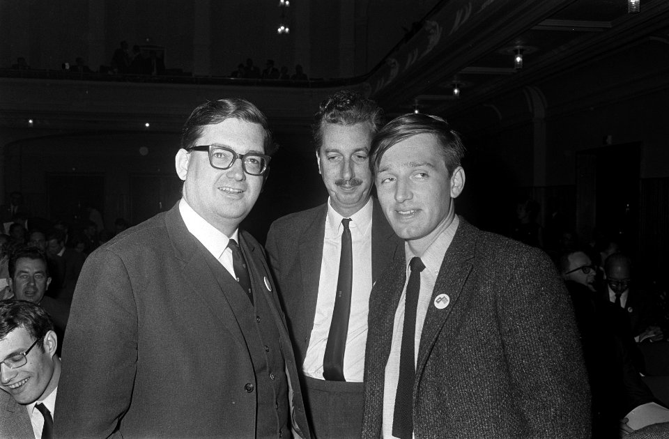 De congresdeelnemers drs. Hans Gruyters, Ad Redeker, en Hans van Moerkerk posere, Bestanddeelnr 921-6796
