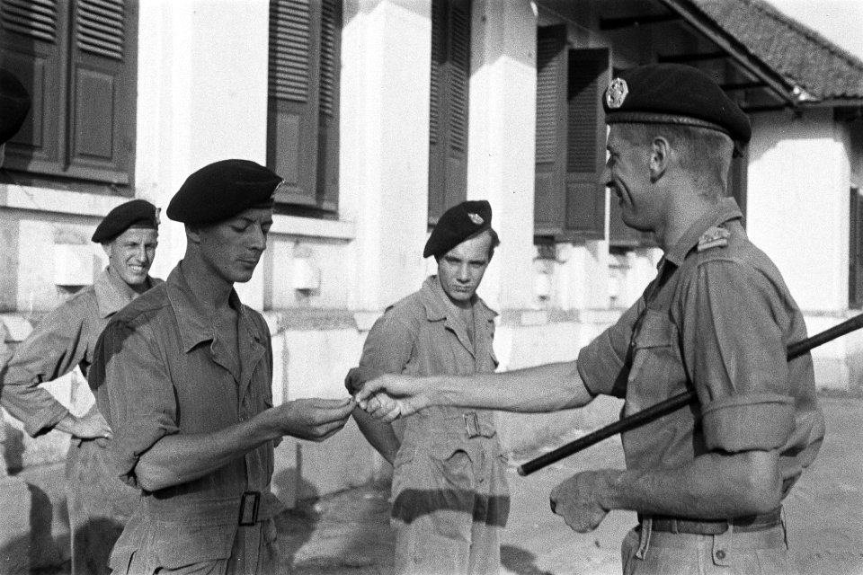 De commandant ritmeester baron W. van Tuyll van Serooskerken reikt de eretekens , Bestanddeelnr 2200