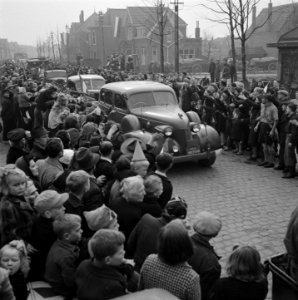 De colonne autos van de stoet van koningin Wilhelmina rijdt een plaats binnen, , Bestanddeelnr 900-4029
