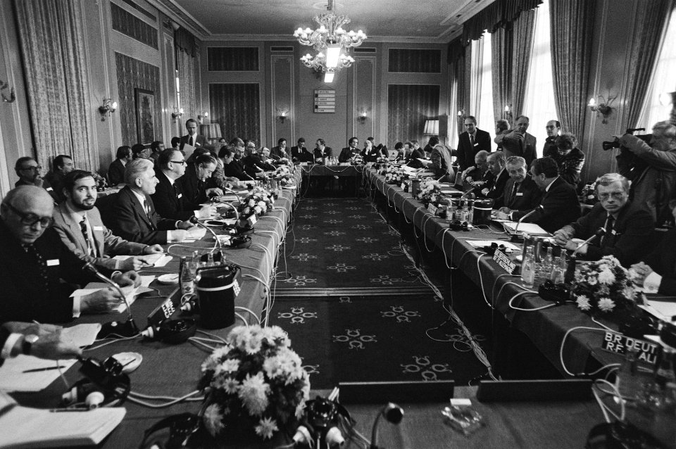De conferentietafel met de deelnemers uit de vijf landen, Bestanddeelnr 931-2859