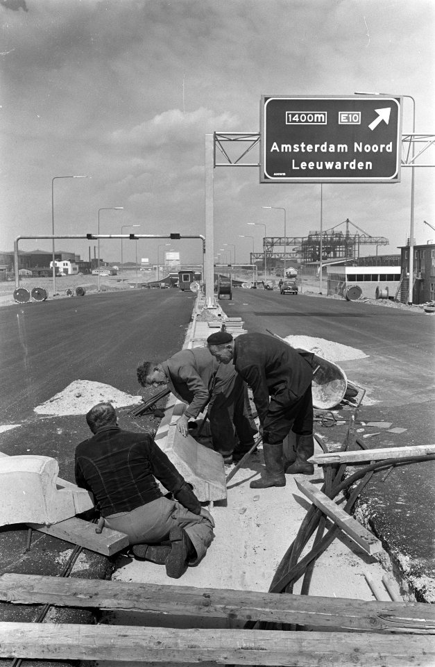 De Coentunnel, middenbermbeveiliging wordt vlak voor de tunnel aangelegd, Bestanddeelnr 919-1858