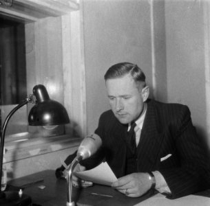 De heer Brugman voor de microfoon van Herrijzend Nederland, Bestanddeelnr 900-9638