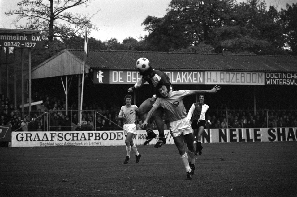 De Graafschap tegen Feyenoord 1-6, Van Hanegem kopt Ressel (r) kijkt toe, Bestanddeelnr 927-5256