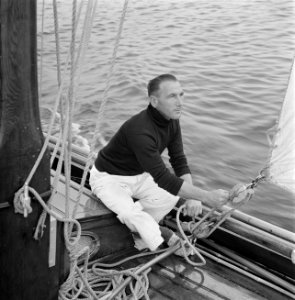 De heer Bokma aan boord van zijn zeilboot, Bestanddeelnr 191-0704 photo