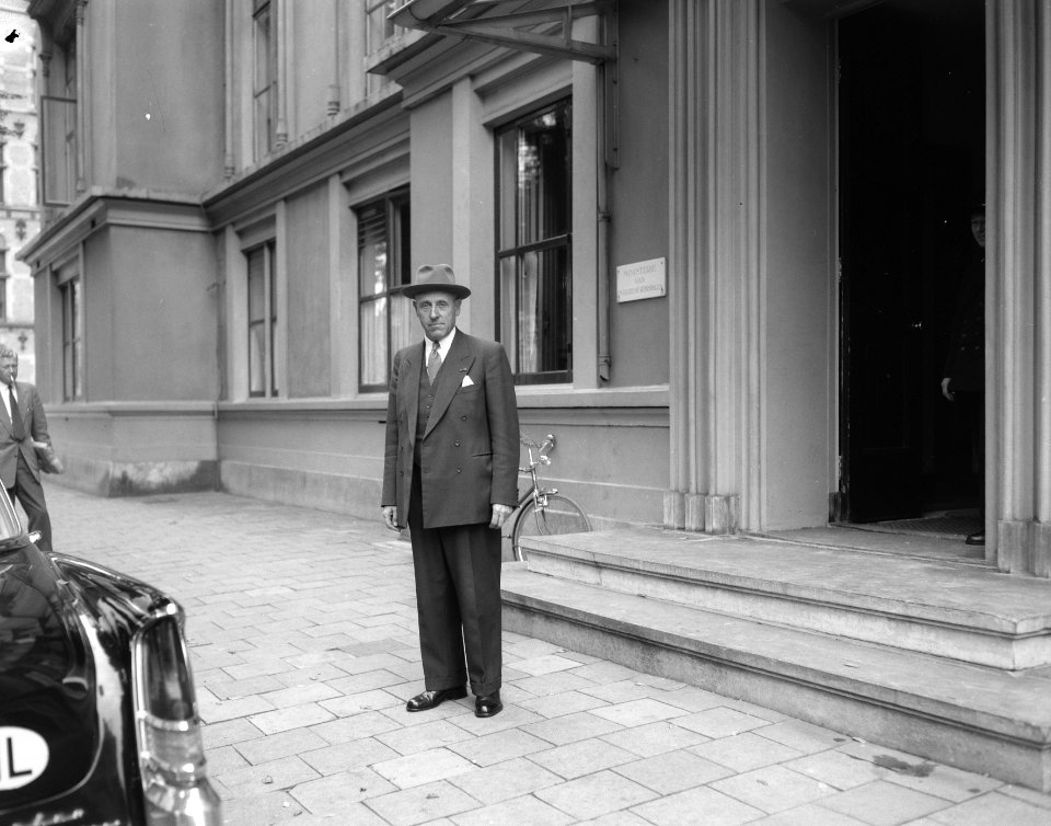 De gouverneur van Suriname J van Tilburg, is in Den Haag vanwege de kabinetsfor, Bestanddeelnr 907-9854