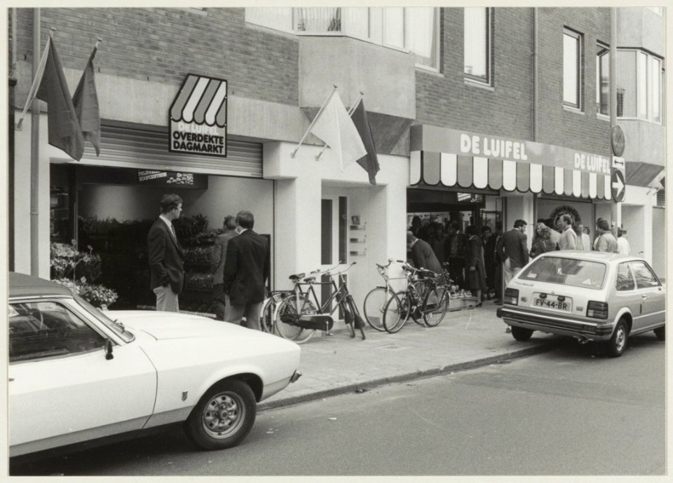 De dagmarkt De Luifel aan de Schoterweg, kort na de opening. NL-HlmNHA 54013151