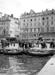 De haven van Marseille met op de achtergrond hotels, Bestanddeelnr 254-2169