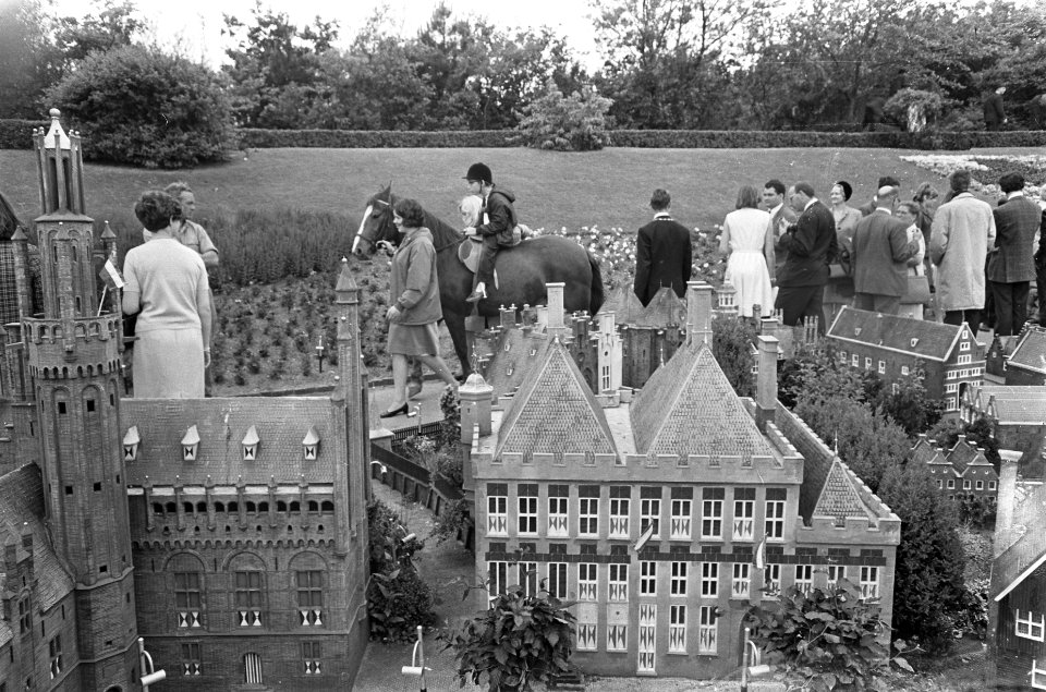 De heer Boost (voorzitter Stichting Madurodam) schonk de 106.000 gulden (de pony, Bestanddeelnr 920-4480