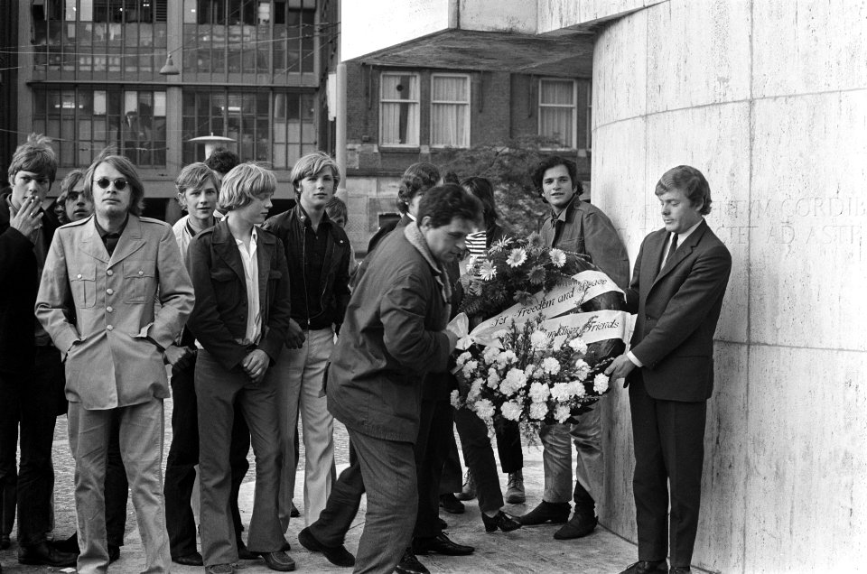 De Commune Nieuw Nederland vervangt op de Dam de vernielde krans van Canadezen, Bestanddeelnr 922-5784