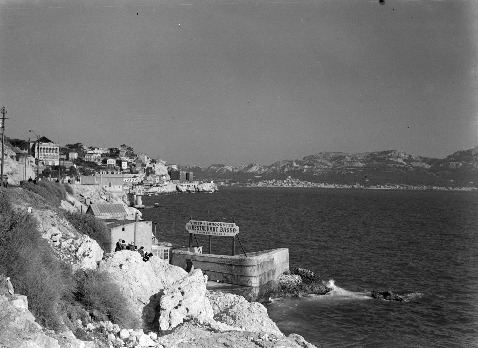 De corniche, de kustweg langs Marseille, met zicht op restaurant Basso, Bestanddeelnr 252-1801