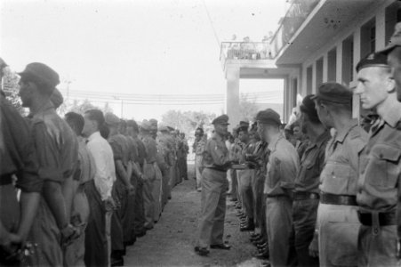 De commandant van de U-Brigade, kolonel J.W. Sluyter, deelt speldjes uit aan aa, Bestanddeelnr 447-6-6