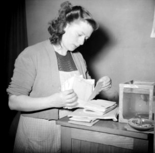 De conciërge sorteert de post, Bestanddeelnr 252-9306
