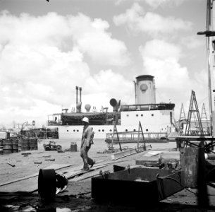 De haven van de olieraffinaderij van de CPIM op de Isla op Curaçao, Bestanddeelnr 252-7743