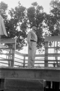 De commandant, kolonel J.W. Sluyter, houdt een toespraak, Bestanddeelnr 447-5-4