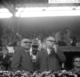 De heer Brunt, secretaris van de KNVB en minister Vrolijk van Cultuur, Recreatie, Bestanddeelnr 918-3260