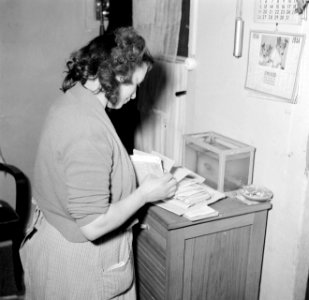 De conciërge sorteert de post, Bestanddeelnr 252-9307