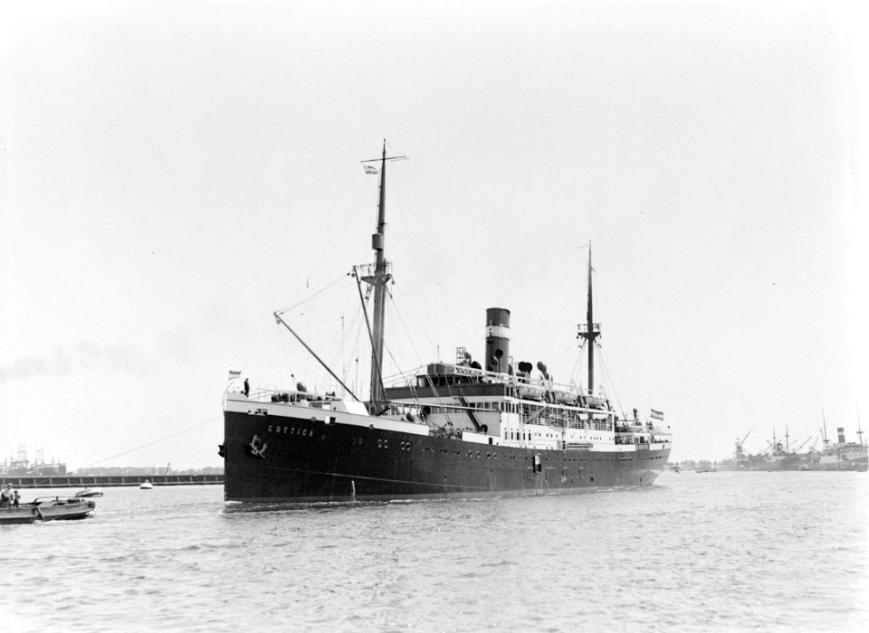De haven van Amsterdam met de MS Cottica, stuurboordzijde, Bestanddeelnr 190-0236