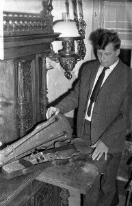 De heer C. J. Wafelbakker uit Roswinkel in bezit van echte stradivarius, Bestanddeelnr 917-7107