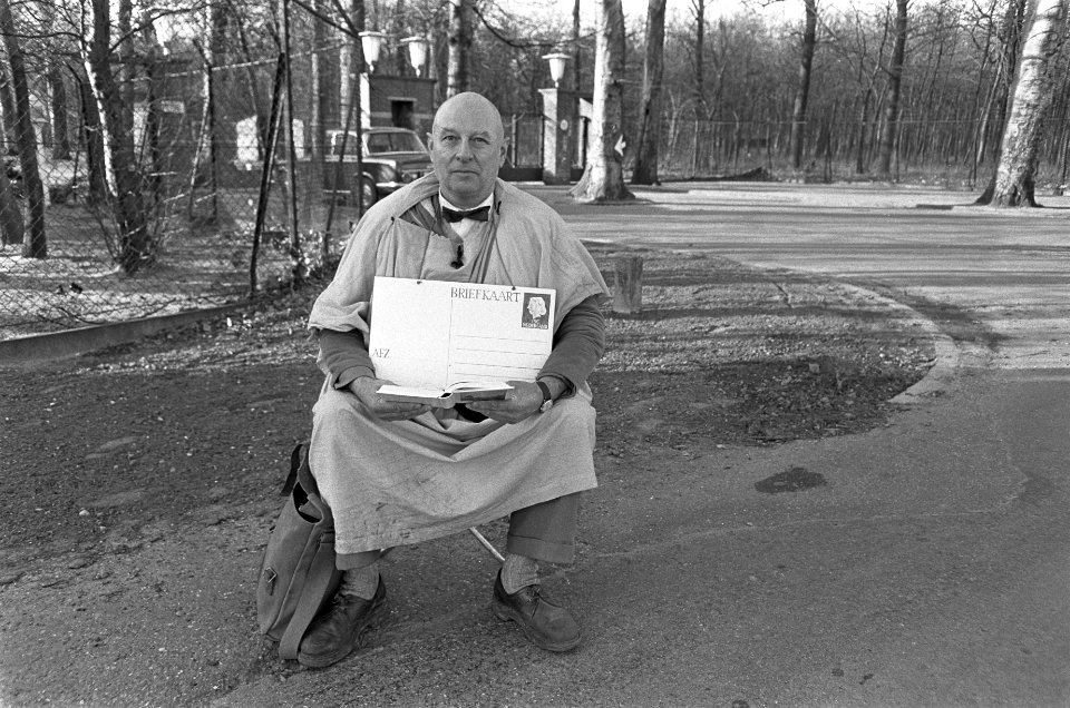 De heer A. A. Koelman , eenzame demonstrant bij opslagplaats voor atoomkoppen bi, Bestanddeelnr 920-1675
