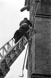 De brandweer is bezig de toren te redden, Bestanddeelnr 925-5744