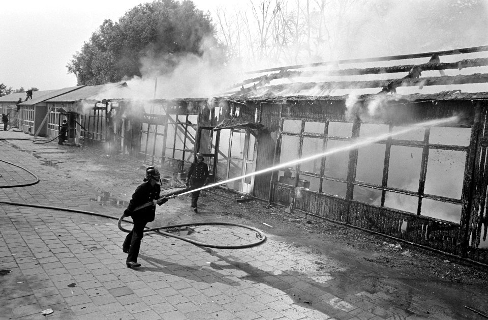 De brandweer is aan het blussen, Bestanddeelnr 922-6366