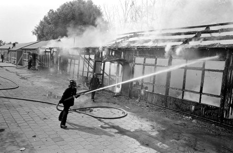 De brandweer is aan het blussen, Bestanddeelnr 922-6366