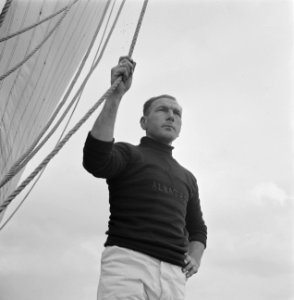 De heer Bokma aan boord van zijn zeilboot, Bestanddeelnr 191-0702 photo