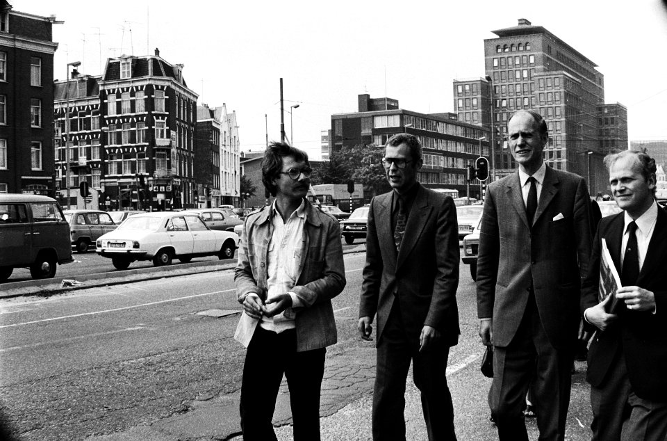 De heer Borgerhoff Mulder, president van de Amsterdamse rechtbank, bekijkt het w, Bestanddeelnr 930-3041