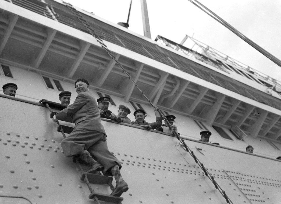 De heer Blitz op een touwladder langszij het schip, Bestanddeelnr 191-0178