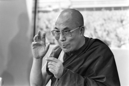 De Dalai Lama tijdens een persconferentie na aankomst op Schiphol, Bestanddeelnr 933-6562