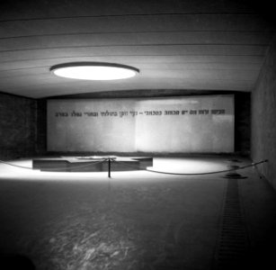 De crypte van het Mémorial du Martyr Juif Inconnu, Bestanddeelnr 254-0556