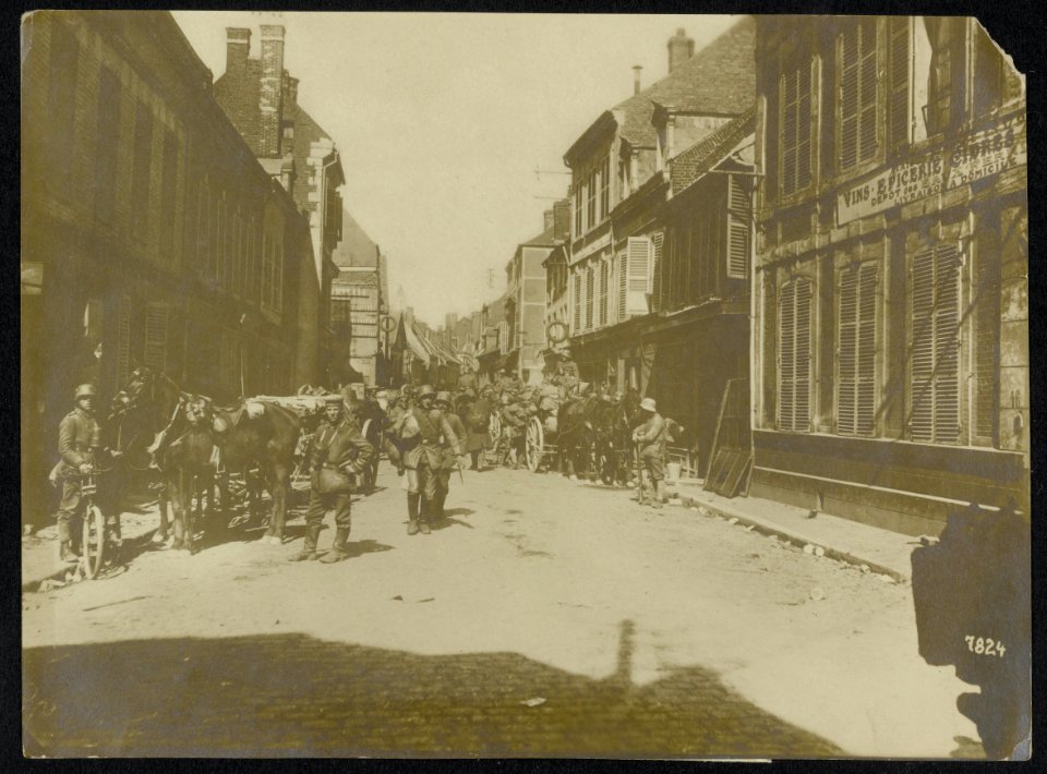 De groote slag in het Westen. Duitsche troepen in de straten van het veroverde H, Bestanddeelnr 158-0754
