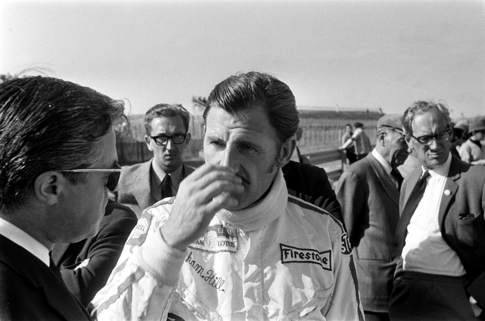 De coureurs Graham Hill (links) en Colin Chapman in gesprek, Bestanddeelnr 922-5453