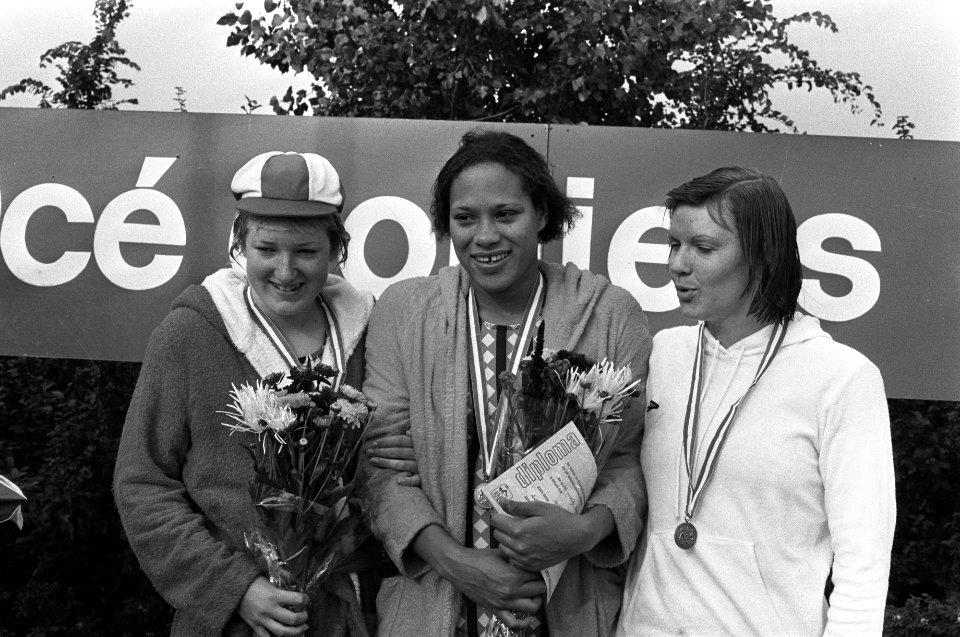 De dames van de 200 m wisselslag Enith Brigitta, Annelies Maas en Wijda Maneree, Bestanddeelnr 928-1309
