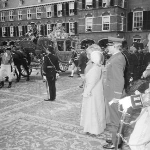 De Gouden Koets rijdt voor bij de ingang van de Ridderzaal, waar de prinsessen C, Bestanddeelnr 921-6864
