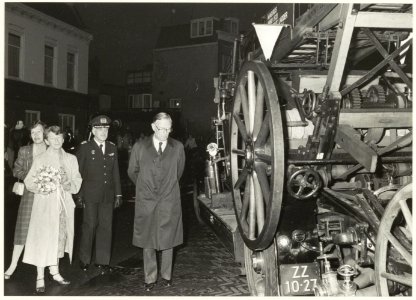 De Brandweer neemt afscheid van burgemeester Reehorst. Rechts een wagen met magirusladder. NL-HlmNHA 54025689