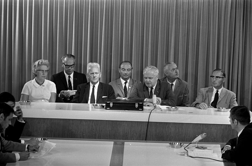 De delegatie geeft een toelichting aan de pers. Vlnr. mevr. Haars , mr. Vrolijk , Bestanddeelnr 921-6350