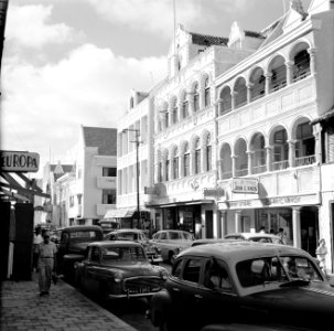 De Breedestraat 20 en 22 in Willemstad. In het midden de Hollandsche Boekhandel, Bestanddeelnr 252-3062