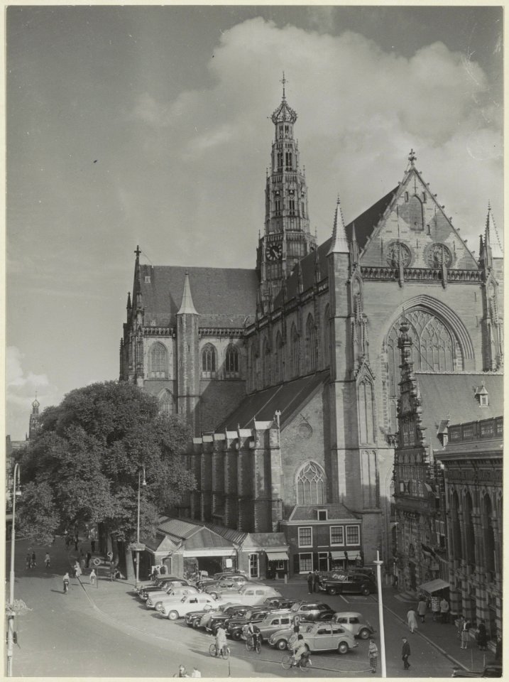 De Grote of Sint Bavokerk , Noord-westzijde aan de Grote Markt. NL-HlmNHA 54004422