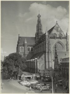 De Grote of Sint Bavokerk , Noord-westzijde aan de Grote Markt. NL-HlmNHA 54004422