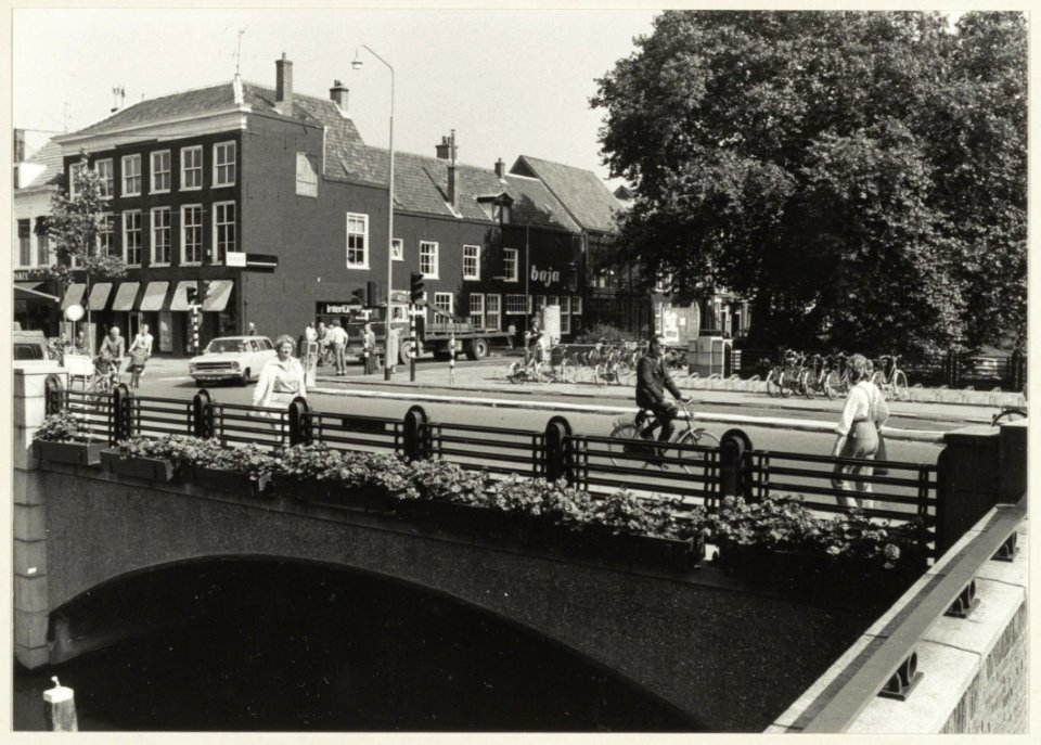 De Grote Houtbrug, ziende naar het oosten. NL-HlmNHA 54010039