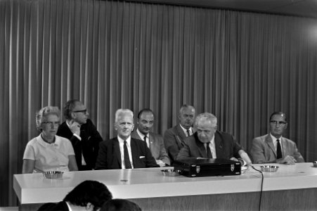 De delegatie geeft een toelichting aan de pers. Vlnr. mevr. Haars , mr. Vrolijk , Bestanddeelnr 921-6351