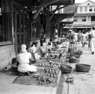 De groentenmarkt in Paramaribo, Bestanddeelnr 252-6118