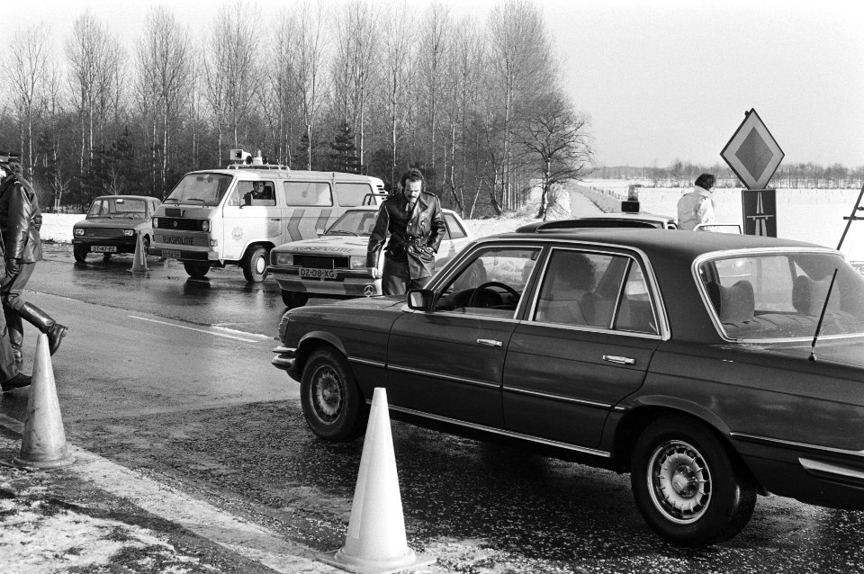 De groep zigeuners, die probeerden Duitsland in te komen op stukje niemandsland , Bestanddeelnr 931-2557